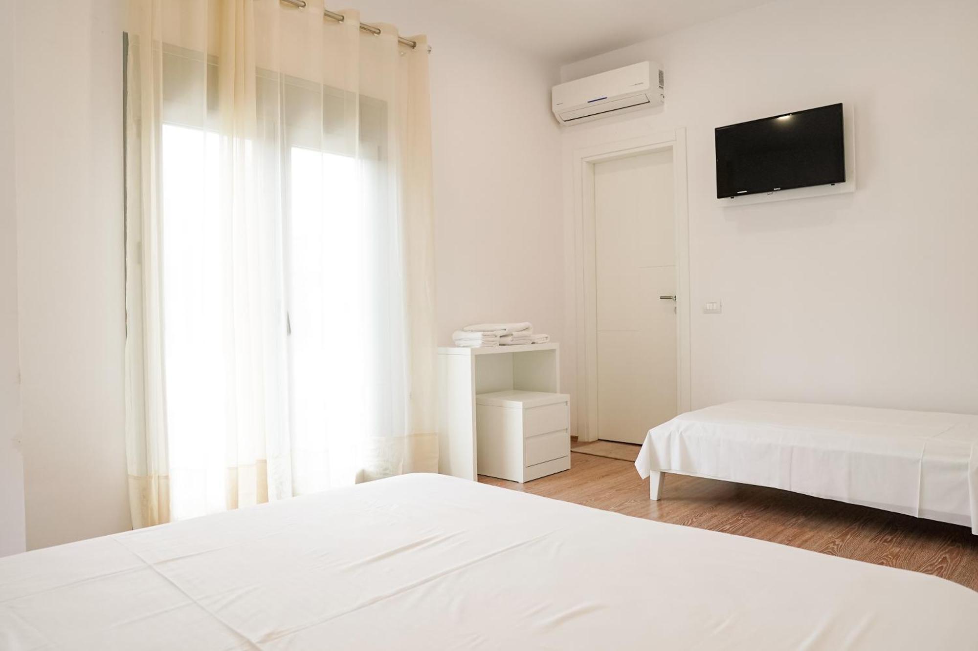 Mega Hotel Gjirokastër Екстериор снимка